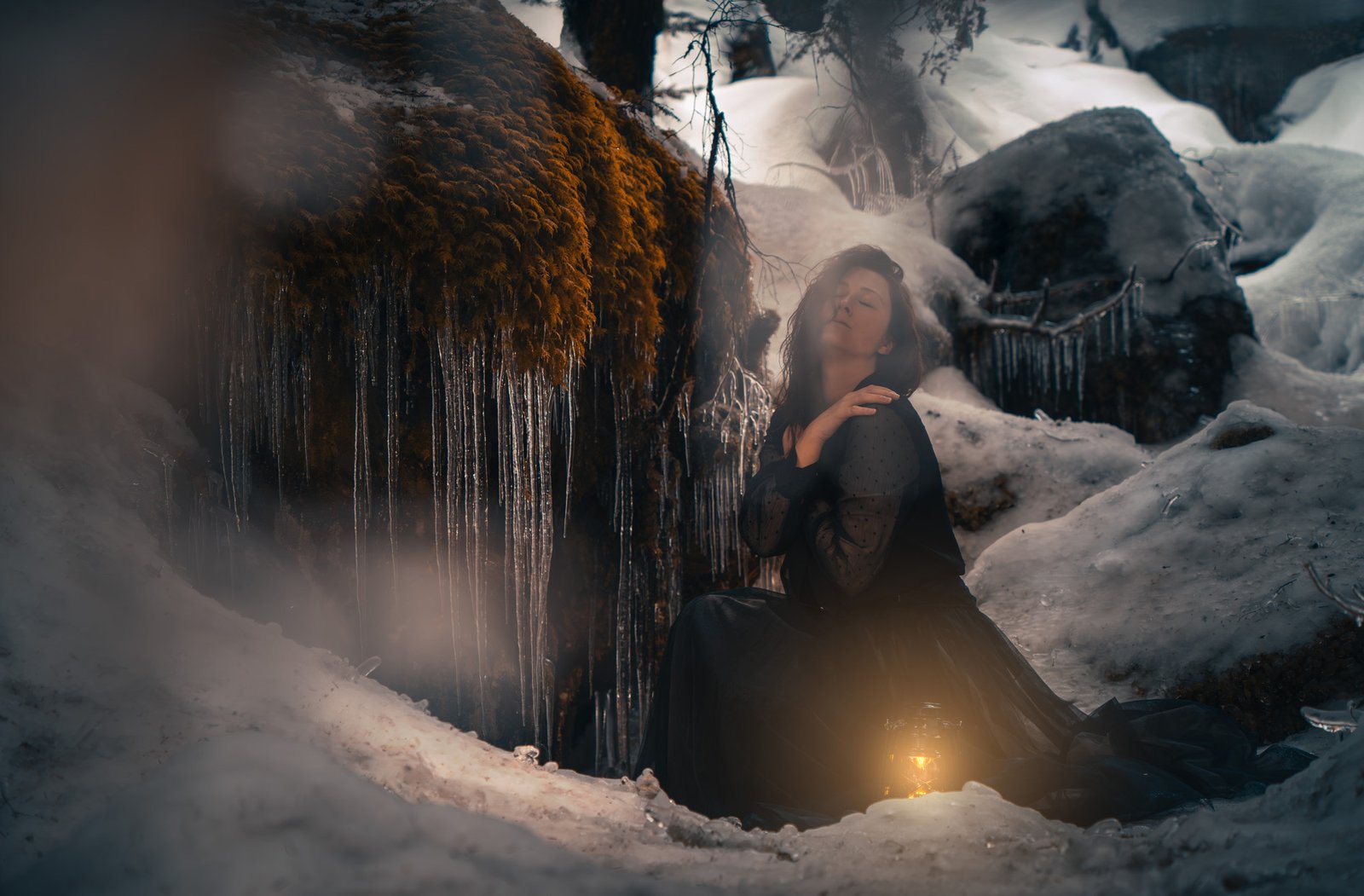 natural-outdoor-portrait-woman-seating-in-the-snow-in-Brandywine-Falls