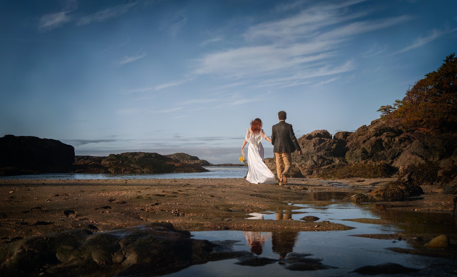 Perfect photoshoot outdoor at the beach feeling free elopement photo session in Ucluelet
